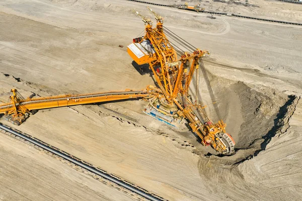 Enorme excavadora de ruedas de cubo o máquina móvil de minería de tira de carbón en una cantera. Concepto de industria pesada — Foto de Stock