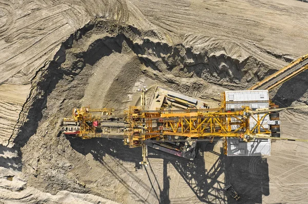 Luchtfoto van grote zware apparatuur machine mijnbouw natuurlijke hulpbronnen. Steenkoolwinning door emmer wielgraafmachine. Zware industrie — Stockfoto