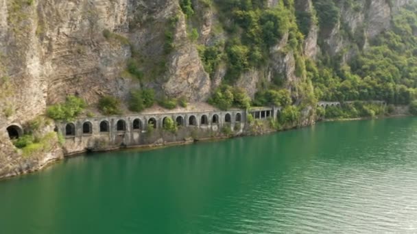 Auto tunnel Grumo in de bergen met hoge groene bomen in de buurt van Como Lake. Luchtfoto van groen water en rotsen, Olcio, Italië. — Stockvideo
