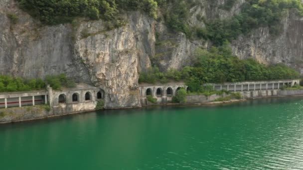 Luchtfoto 's langs Grumo tunnel in granieten berg met groene bomen naast Comomeer, Lecco, Italië — Stockvideo