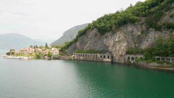 Vista panoramica del Tunnel Grumo in granito di montagna con alti alberi verdi e piccola cittadina italiana Lecco, Lago di Como con acqua verde, Italia — Video Stock