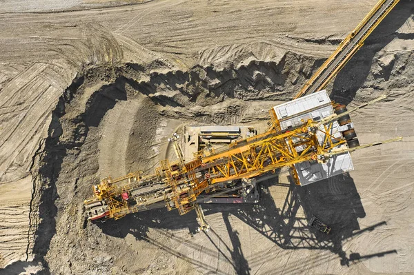 Vista aérea de grandes equipos pesados minería de recursos naturales. Minería de carbón por excavadora de ruedas de cubo. Industria pesada — Foto de Stock