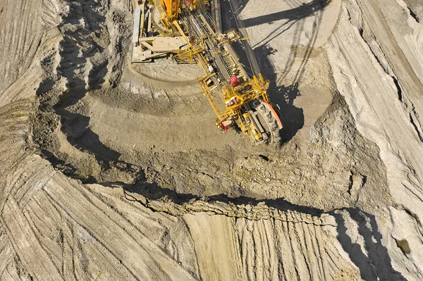 Vista aérea de grandes equipos pesados minería de recursos naturales. Minería de carbón por excavadora de ruedas de cubo. Industria pesada — Foto de Stock