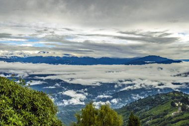 Bu, Darjeeling bölgesindeki bir köyün manzara fotoğrafı. Bu yağmurlu mevsimde Darjeeling 'in doğa manzarası ve havası harika..