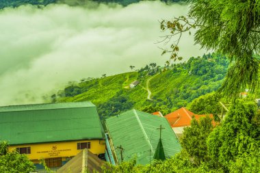 Bu, Darjeeling bölgesindeki bir köyün manzara fotoğrafı. Bu yağmurlu mevsimde Darjeeling 'in doğa manzarası ve havası harika..