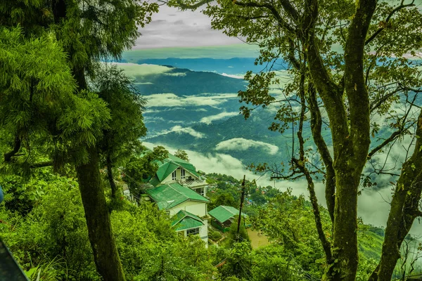 Bu, Darjeeling bölgesindeki bir köyün manzara fotoğrafı. Bu yağmurlu mevsimde Darjeeling 'in doğa manzarası ve havası harika..