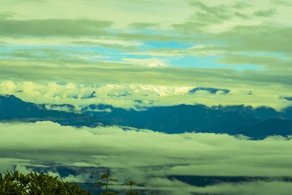 这是一张大吉岭地区一个村庄的风景照片 在这个雨季可以看到大吉岭的自然和天气状况 — 图库照片