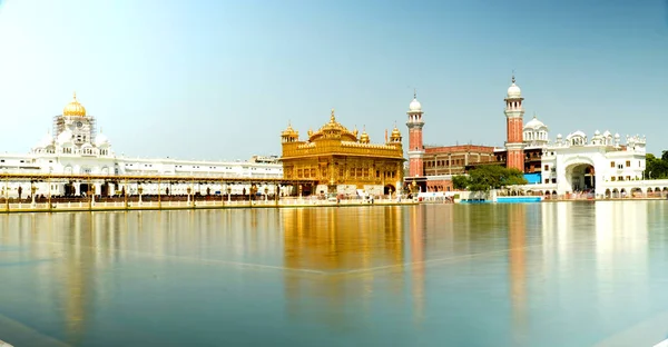 El Harmandar Sahib también conocido como Darbar Sahib, es un Gurdwara ubicado en la ciudad de Amritsar, Punjab, India. . — Foto de Stock
