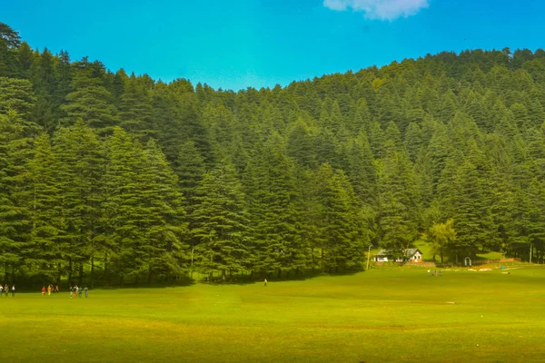 Khajjiar, "Mini Szwajcaria Indii", jak to się często nazywa, jest małą stacją górską w północno-indyjskim stanie Himachal Pradesh.. — Zdjęcie stockowe