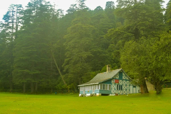 Khajjiar, η "μίνι Ελβετία της Ινδίας", όπως είναι συχνά ονομάζεται, είναι ένας μικρός σταθμός λόφο στη βόρεια ινδική πολιτεία της Himachal Pradesh. — Φωτογραφία Αρχείου