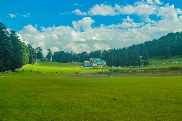 Khajjiar, la 'Mini Suiza de la India', como a menudo se le llama, es una pequeña estación de la colina en el estado indio del norte de Himachal Pradesh. . — Foto de Stock