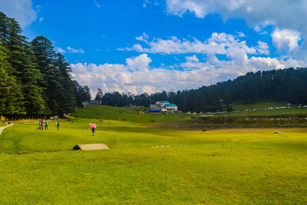 Khajjiar, la 'Mini Suiza de la India', como a menudo se le llama, es una pequeña estación de la colina en el estado indio del norte de Himachal Pradesh. . — Foto de Stock