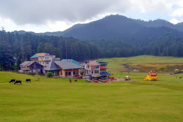 Khajjiar, "Mini Szwajcaria Indii", jak to się często nazywa, jest małą stacją górską w północno-indyjskim stanie Himachal Pradesh.. — Zdjęcie stockowe