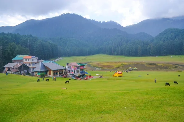 Khajjiar, "Mini Szwajcaria Indii", jak to się często nazywa, jest małą stacją górską w północno-indyjskim stanie Himachal Pradesh.. — Zdjęcie stockowe