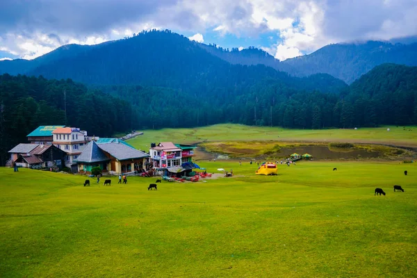 Khajjiar, "Mini Szwajcaria Indii", jak to się często nazywa, jest małą stacją górską w północno-indyjskim stanie Himachal Pradesh.. — Zdjęcie stockowe