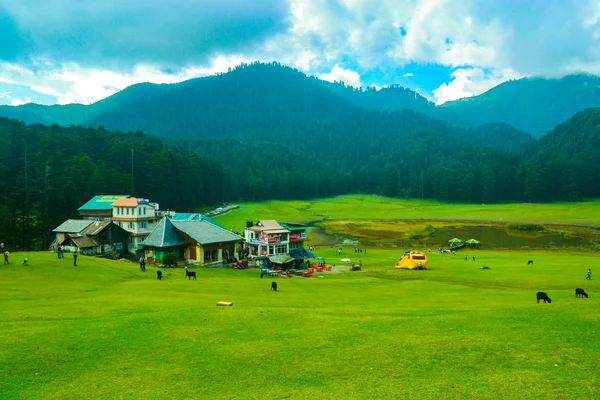 Khajjiar, la 'Mini Suiza de la India', como a menudo se le llama, es una pequeña estación de la colina en el estado indio del norte de Himachal Pradesh. . — Foto de Stock
