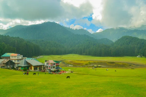 Khajjiar, la "Mini Suiza de la India", como a menudo se le llama, es una pequeña estación de la colina en el estado de Himachal Pradesh.Khajjiar norte de la India, la "Mini Suiza de la India", como a menudo se le llama — Foto de Stock