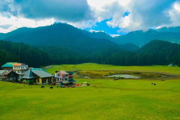 Khajjiar, la 'Mini Suiza de la India', como a menudo se le llama, es una pequeña estación de la colina en el estado indio del norte de Himachal Pradesh. . — Foto de Stock