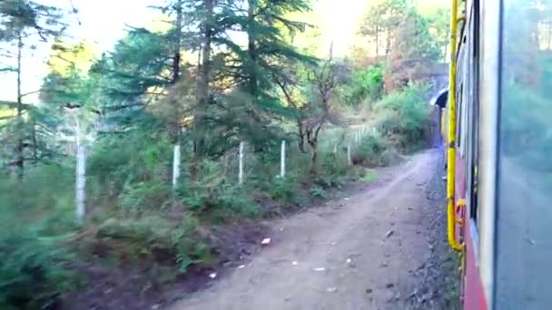 Train se déplaçant sur les pentes de montagne, belle vue, une montagne latérale, une vallée latérale. Train de jouets de Shimla à Kalka en Inde 