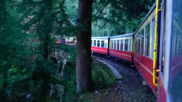 Tren Movimiento Las Laderas Montaña Hermosa Vista Una Montaña Lateral — Vídeos de Stock