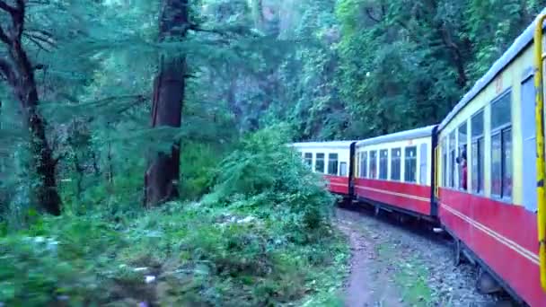 Tren Movimiento Las Laderas Montaña Hermosa Vista Una Montaña Lateral — Vídeos de Stock