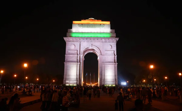 La Puerta de la India es un monumento de guerra ubicado a horcajadas del Rajpath — Foto de Stock