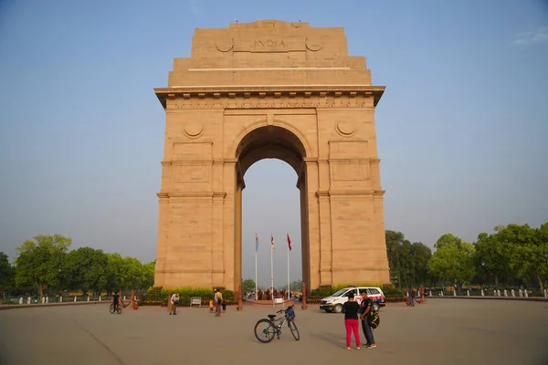 The India Gate is a war memorial located astride the Rajpath — Stock Photo, Image