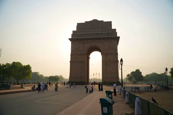 La Puerta de la India es un monumento de guerra ubicado a horcajadas del Rajpath — Foto de Stock