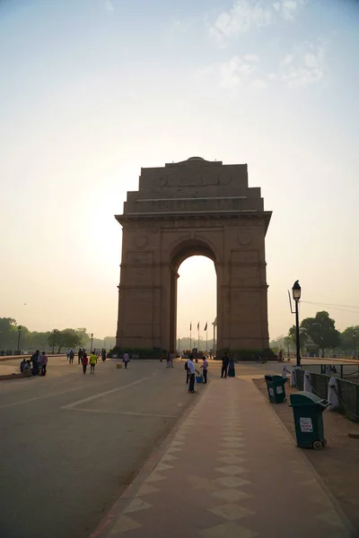 La Puerta de la India es un monumento de guerra ubicado a horcajadas del Rajpath — Foto de Stock