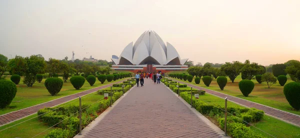 Delhi / Hindistan - Mayıs 01 2019: Delhi, Hindistan 'da bulunan Lotus Tapınağı,