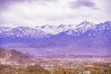 Himalayalı Leh Ladakh Köyü 'nün manzarası ve manzarası Leh Stok Sarayı' nın bakış açısından sıralanırken Jammu ve Kashmir, Hindistan 'da kış mevsimi