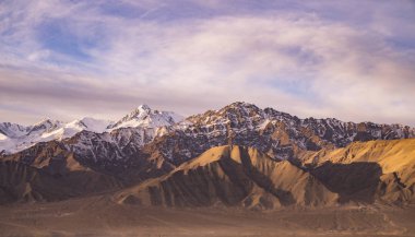 Himalayalı Leh Ladakh Köyü 'nün manzarası ve manzarası Leh Stok Sarayı' nın bakış açısından sıralanırken Jammu ve Kashmir, Hindistan 'da kış mevsimi