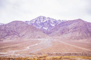 Himalayalı Leh Ladakh Köyü 'nün manzarası ve manzarası Leh Stok Sarayı' nın bakış açısından sıralanırken Jammu ve Kashmir, Hindistan 'da kış mevsimi