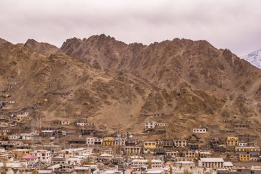Himalayalı Leh Ladakh Köyü 'nün manzarası ve manzarası Leh Stok Sarayı' nın bakış açısından sıralanırken Jammu ve Kashmir, Hindistan 'da kış mevsimi