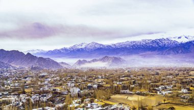 Himalayalı Leh Ladakh Köyü 'nün manzarası ve manzarası Leh Stok Sarayı' nın bakış açısından sıralanırken Jammu ve Kashmir, Hindistan 'da kış mevsimi