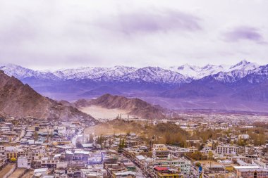 Himalayalı Leh Ladakh Köyü 'nün manzarası ve manzarası Leh Stok Sarayı' nın bakış açısından sıralanırken Jammu ve Kashmir, Hindistan 'da kış mevsimi