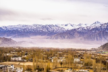 Himalayalı Leh Ladakh Köyü 'nün manzarası ve manzarası Leh Stok Sarayı' nın bakış açısından sıralanırken Jammu ve Kashmir, Hindistan 'da kış mevsimi