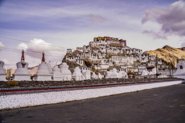Budist Stupas ve Manastırları