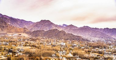 Himalayalı Leh Ladakh Köyü 'nün manzarası ve manzarası Leh Stok Sarayı' nın bakış açısından sıralanırken Jammu ve Kashmir, Hindistan 'da kış mevsimi
