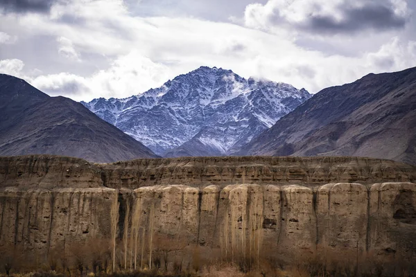 Himalayalı Leh Ladakh Köyü 'nün manzarası ve manzarası Leh Stok Sarayı' nın bakış açısından sıralanırken Jammu ve Kashmir, Hindistan 'da kış mevsimi