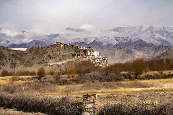 Uitzicht landschap en stadsgezicht van Leh Ladakh Village met Himalaya bergketen van uitkijkpunt van Leh Stok Palace tijdens het winterseizoen in Jammu en Kasjmir, India — Stockfoto