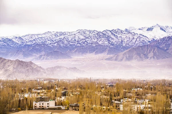 Pohled na krajinu a město Leh Ladakh Village s pohořím Himalája z pohledu Leh Stok Palace, zatímco zimní sezóna v Džammú a Kašmíru, Indie — Stock fotografie