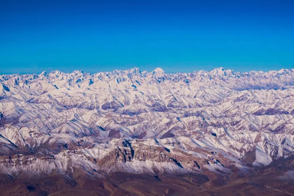 Uitzicht landschap en stadsgezicht van Leh Ladakh Village met Himalaya bergketen van uitkijkpunt van Leh Stok Palace tijdens het winterseizoen in Jammu en Kasjmir, India — Stockfoto