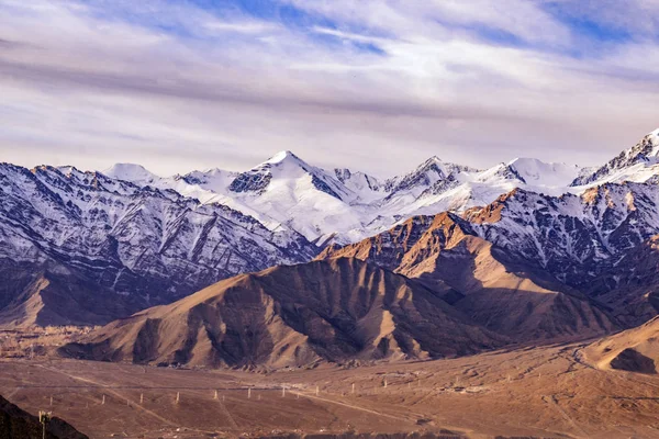 Uitzicht landschap en stadsgezicht van Leh Ladakh Village met Himalaya bergketen van uitkijkpunt van Leh Stok Palace tijdens het winterseizoen in Jammu en Kasjmir, India — Stockfoto