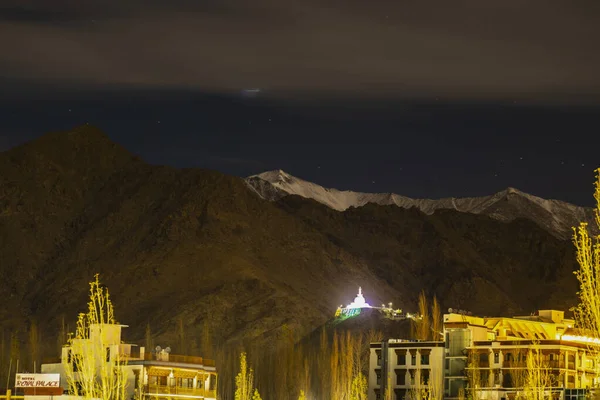 Himalayalı Leh Ladakh Köyü 'nün manzarası ve manzarası Leh Stok Sarayı' nın bakış açısından sıralanırken Jammu ve Kashmir, Hindistan 'da kış mevsimi