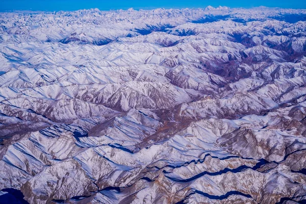 Pohled na krajinu a město Leh Ladakh Village s pohořím Himalája z pohledu Leh Stok Palace, zatímco zimní sezóna v Džammú a Kašmíru, Indie — Stock fotografie
