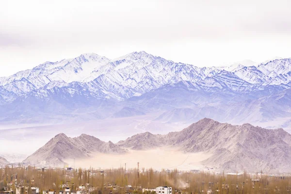 Ansicht Landschaft und Stadtbild von Leh Ladakh Dorf mit Himalaya-Gebirge aus der Sicht von Leh Stok Palace während der Wintersaison in Jammu und Kaschmir, Indien — Stockfoto