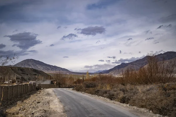 Kilátás táj és városkép Leh Ladakh Village Himalája hegyvonulat szempontból Leh Stok Palace míg téli szezonban Jammu és Kasmír, India — Stock Fotó