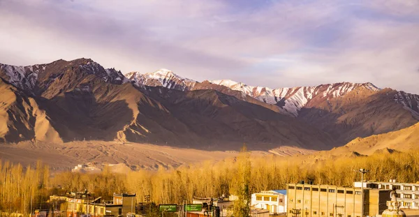 Ansicht Landschaft und Stadtbild von Leh Ladakh Dorf mit Himalaya-Gebirge aus der Sicht von Leh Stok Palace während der Wintersaison in Jammu und Kaschmir, Indien — Stockfoto