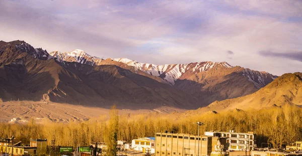 Ansicht Landschaft und Stadtbild von Leh Ladakh Dorf mit Himalaya-Gebirge aus der Sicht von Leh Stok Palace während der Wintersaison in Jammu und Kaschmir, Indien — Stockfoto